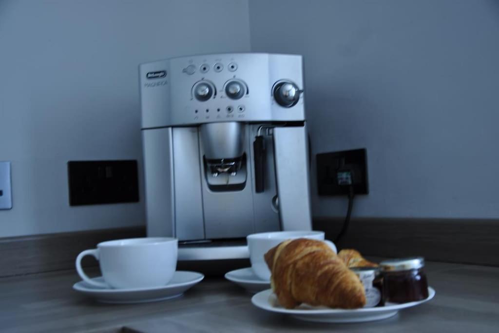 An Steisean With Office - Comet Apartments เฮเลนส์บะระ ภายนอก รูปภาพ
